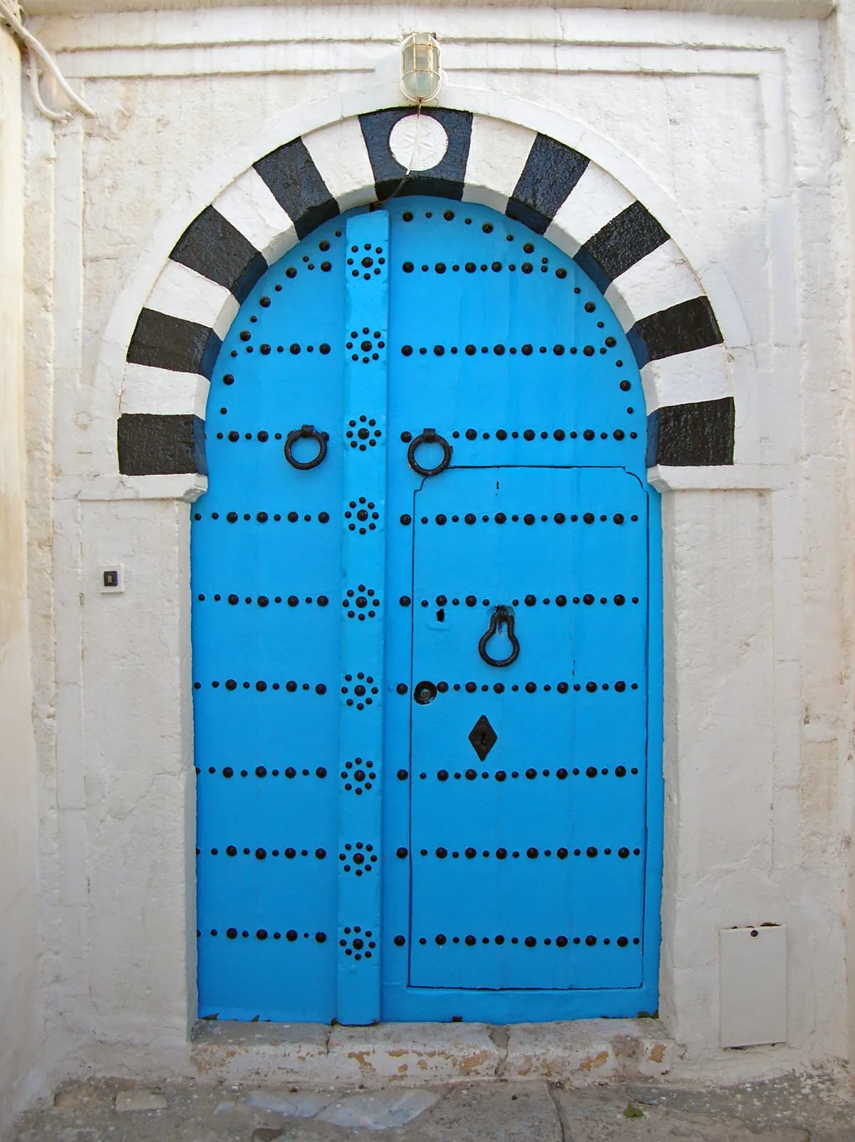 Porte cloutée bleue de Sidi Bou Saïd