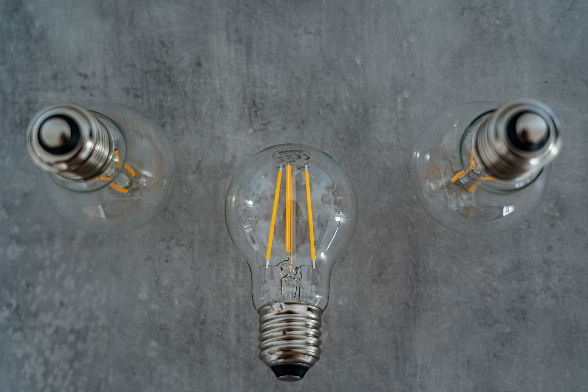 Comparatif ampoules LED durables et économes (L70, lm/W)