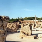 ruines des thermes d'Antonin à Carthage, chapiteau sculpté au premier plan