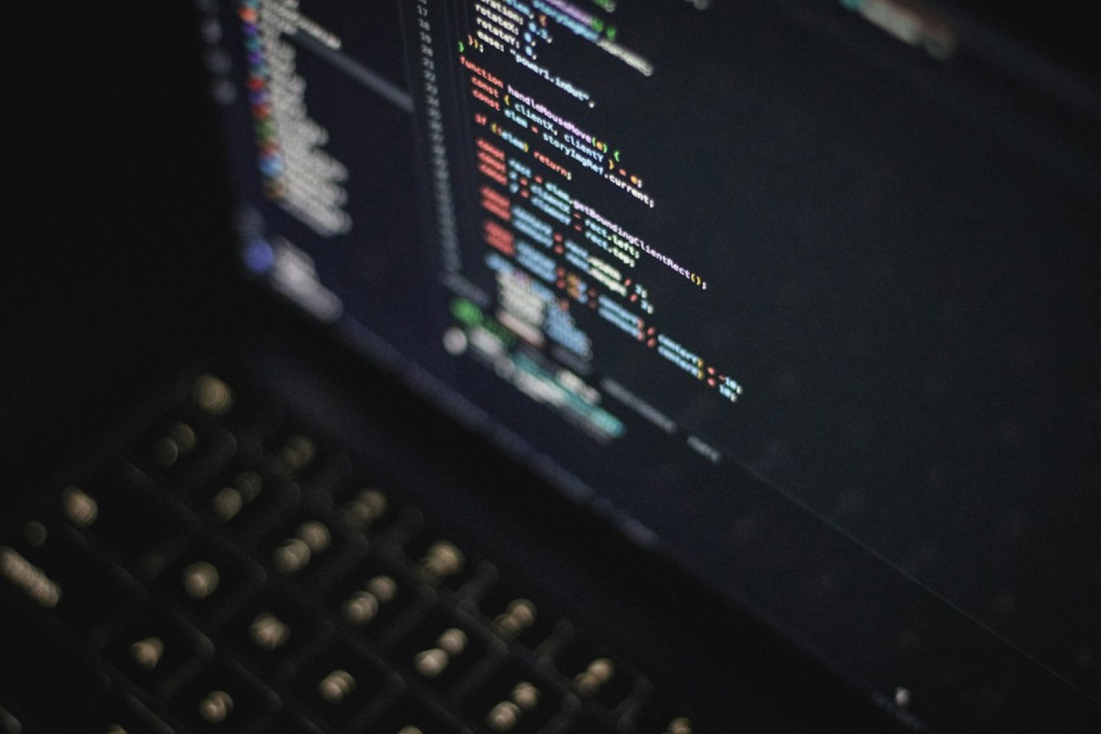 Écran d'ordinateur portable affichant une analyse de code en cybersécurité