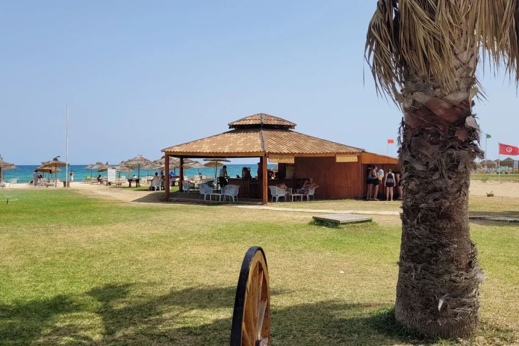 plage de Yasmine Hammamet, paillotes et bord de mer