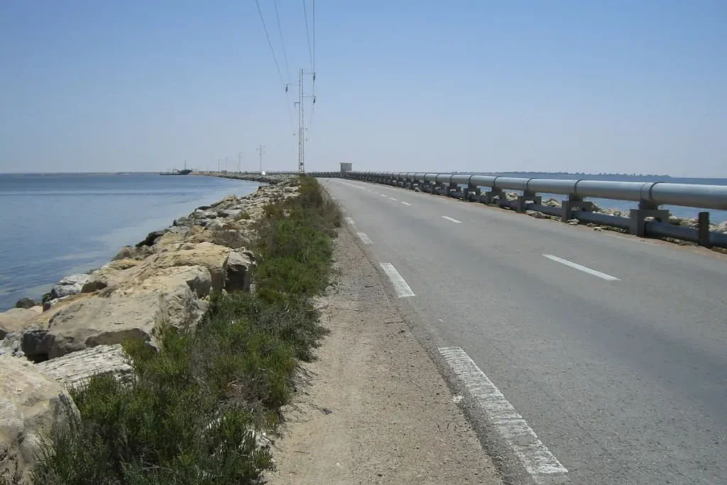 route côtière, chaussée romaine reliant Djerba au continent, mer des deux côtés