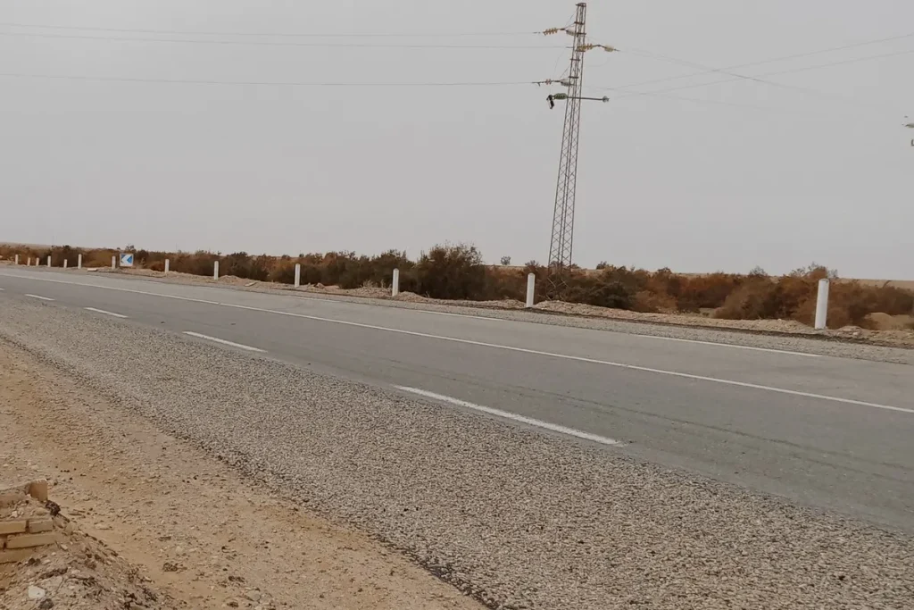 route déserte du Sud tunisien (région de Tozeur), recadrée pour retirer la borne kilométrique