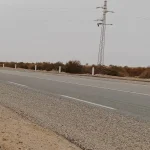route déserte du Sud tunisien (région de Tozeur), recadrée pour retirer la borne kilométrique