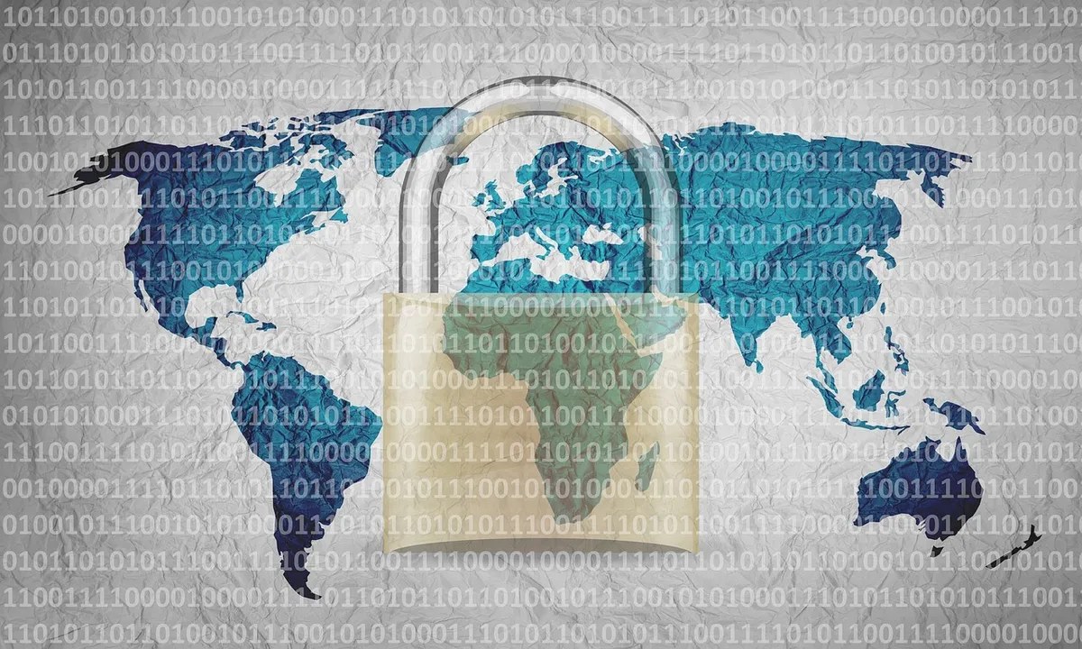 carte du monde numérique verrouillée par un cadenas symbolisant la cybersécurité internationale