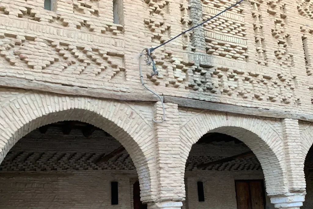 façade en brique ajourée de la médina Ouled el-Hadef à Tozeur