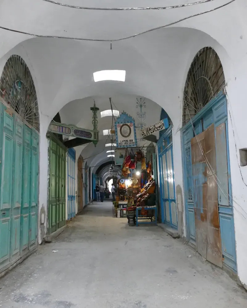 souk de la médina de Tunis, ruelle couverte avec échoppes